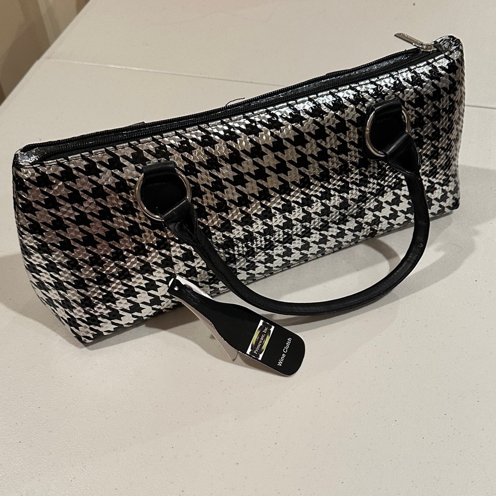 Elegant Black and White Houndstooth Clutch